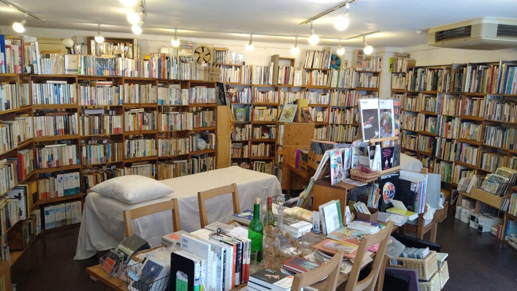 ［写真：店内の棚全体／入口から見た様子］